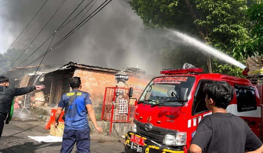 Kebakaran Hanguskan 6 Kios dan 10 Los di Pasar Pasah Pemecutan Denpasar, Sembilan Unit Damkar Dikerahkan