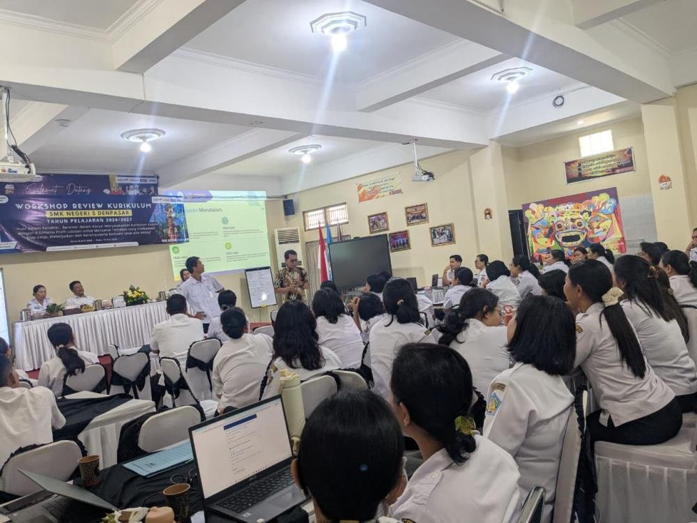 Fasilitasi Deep Learning, Prof. Laba Ajak Guru SMA dan SMK Berselancar dengan Perubahan